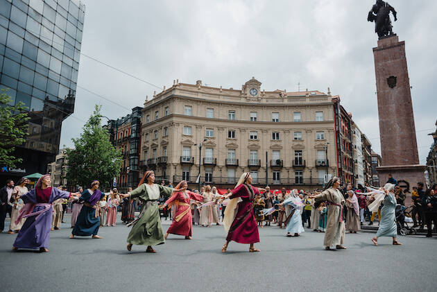 Presentación de una escena del musical His Life en Bilbao, al finalizar la marcha. / HisLife,