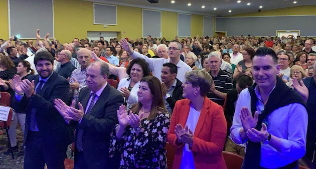 El presidente de la Región de Murcia, Fernando López Miras, junto a miembros de su equipo y partido, acompañan con palmas en los momentos de alabanza del encuentro. / CEMU,