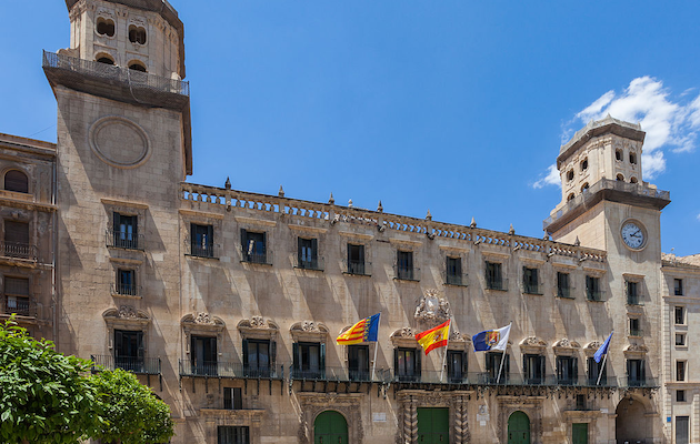 Fachada del Ayuntamiento de Alicante. / Wikimedia Commons,