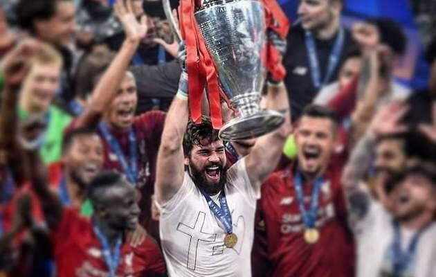 Alisson levanta el trofeo conseguido con el Liverpool. / Instagram Alisson Becker,