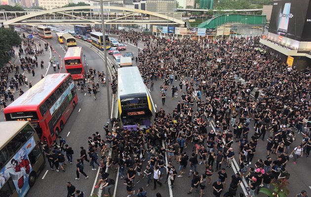 Una de las multitudinarias marchas vividas estos días en Hong Kong.. / Twitter @HongKongFP,