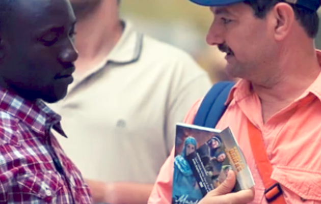 El reparto de Biblias en la frontera es una oportunidad para llevar las Escrituras al Norte de África. / SB,