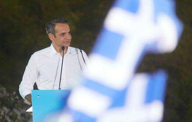 Kyriakos Mitsotakis, nuevo primer ministro electo de Grecia, celebrando la victoria de Nueva Democracia este domingo frente a la Acrópolis. / Facebook Kyriakos Mitsotakis,