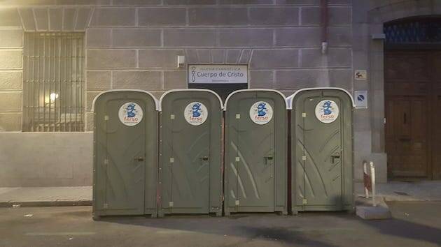 Imagen de los cuatro urinarios frente a la puerta principal de la iglesia Cuerpo de Cristo en el barrio de La Latina. / Daniel Díez.,