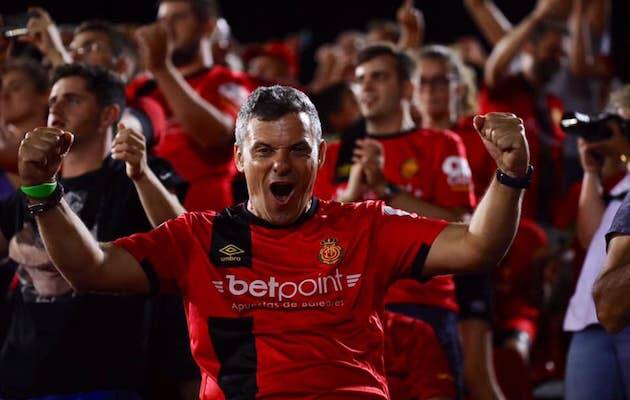 Un aficionado con la camiseta del Mallorca. / Facebook RCD Mallorca,
