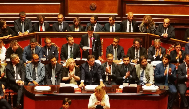 Giuseppe Conte, de pie en el centro, haciendo pública su renuncia ante el Senado. / Twitter @SenatoStampa,