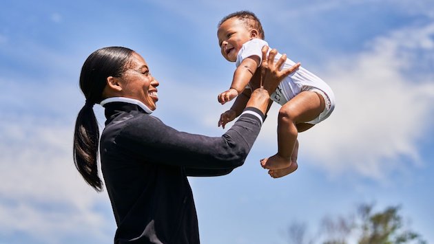Allyson Felix cogiendo en brazos a su hija Camryn. / Twitter @allysonfelix,
