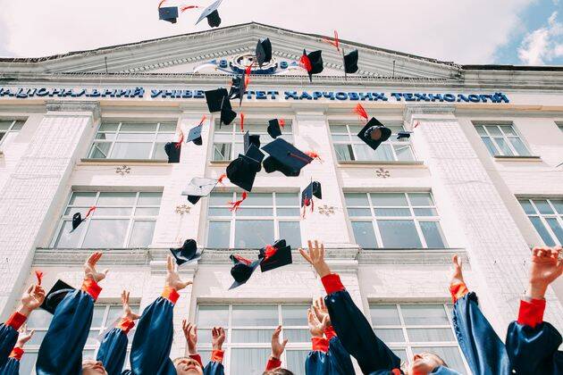 En el caso de los alumnos de centros evangélicos, comienzan a tener crisis de fe a partir del tercer año de estudios. / Vasily Koloda, Unsplash CC,