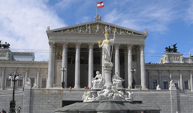 Fachada principal del Parlamento de Austria, en Viena. / Wikimedia Commons,