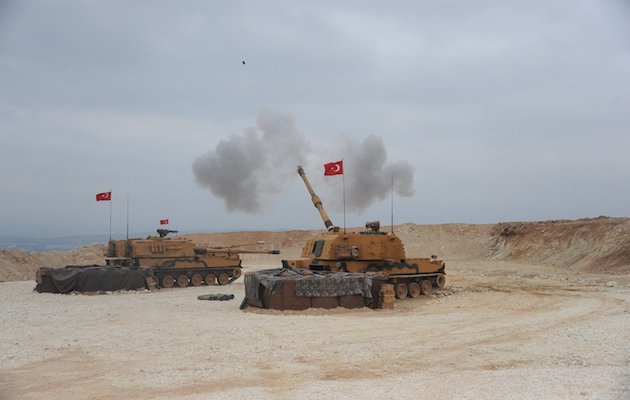 Artillería turca bombardea posiciones de las FDS en el Kurdistán sirio. / Twitter @TKSGnkur,