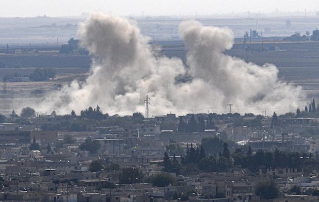 Los bombardeos turcos en la zona de la Federación Democrática del Norte de Siria han desplazado a miles de personas y han causado decenas de muertos. / Twitter @otempo,