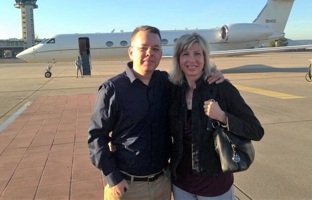 Andrew y Norine Brunson poco después de aterrizar en Estados Unidos el 13 de octubre de 2018, tras su liberación. / Facebook Andrew and Norine Brunson,