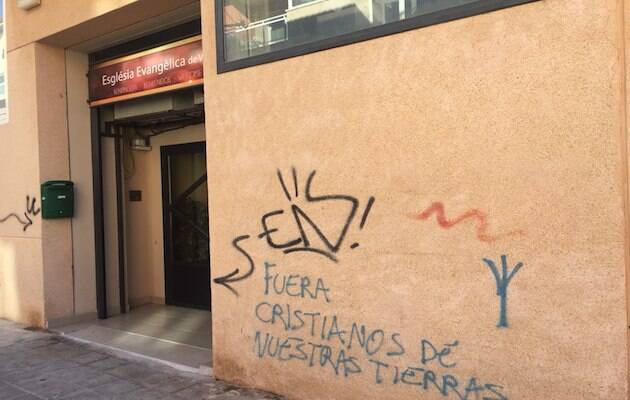 La fachada de la Iglesia Evangélica de Valls, en Tarragona, apareció pintada en diciembre de 2018. / Facebook Església Evangèlica de Valls,