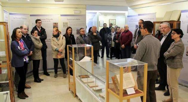 Acto de inauguración de la muestra. / Facebook Concello de Marín,