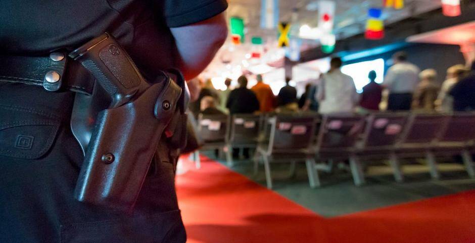 Según LifeWay Research, el 51% de las iglesias en Estados Unidos tienen personas armadas durante sus cultos. / Omaha Herald,