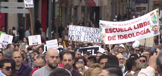 Varias pancartas en contra de las declaraciones de la ministra Isabel Celaá.