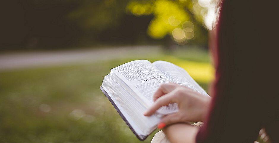 mujer leyendo la Biblia