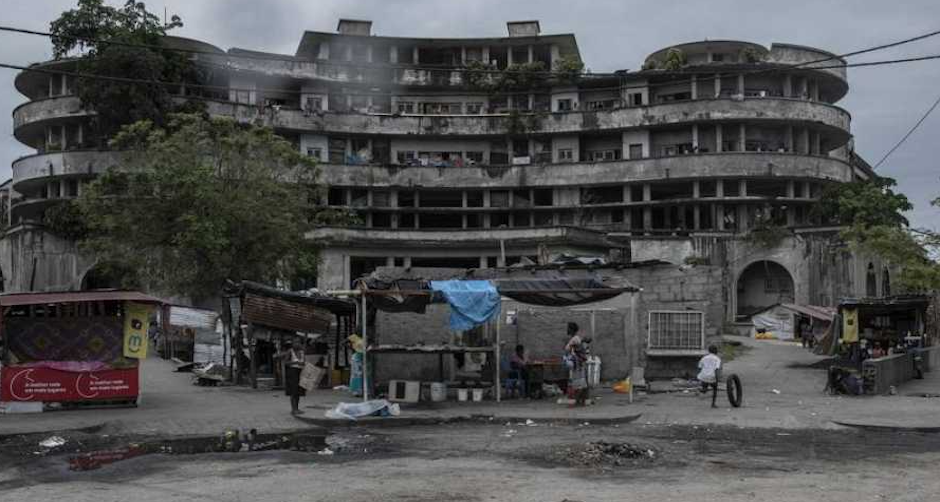 Un edificio en la ciudad de Beira, meses después del paso de Idai. / Twitter @MSF_Espana,
