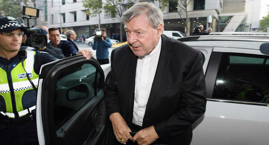 El cardenal George Pell en una de sus visitas a los juzgados durante su causa. / Twitter @nuevospapeles,