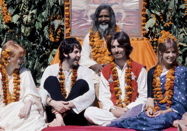 Los Beatles conocen al gurú Maharishi en la India en 1967.