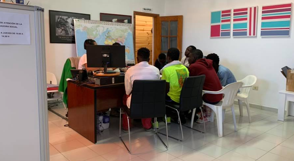Un grupo de migrantes en la oficina de Misión Cristiana Moderna el pasado mes de febrero. / Facebook Misión Cristiana Moderna,