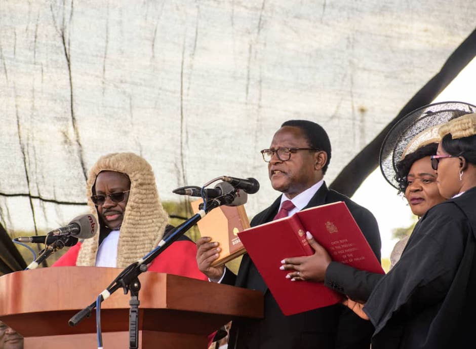 El presidente Lazarus Chakwera tomando posesión de su cargo con una Biblia en la mano. / Twitter @LAZARUSCHAKWERA,