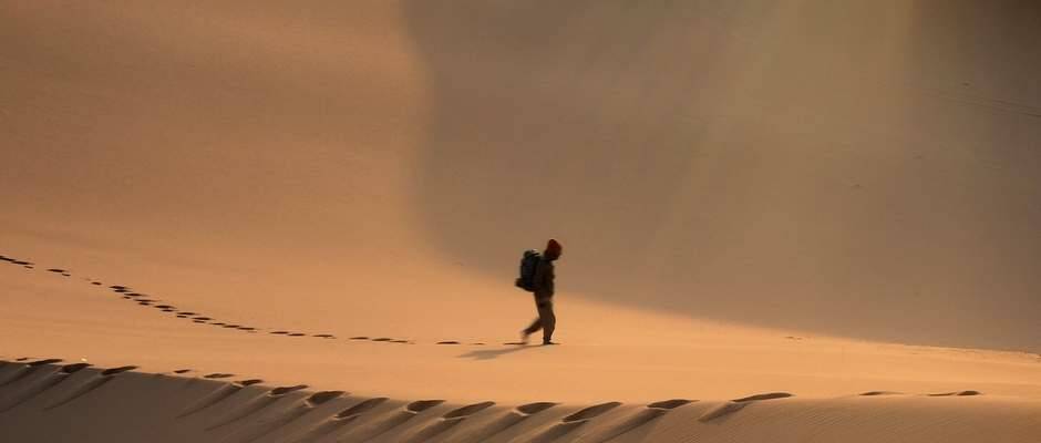persona caminando en el desierto
