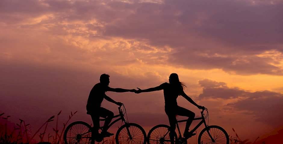 pareja enamorada en bicicleta
