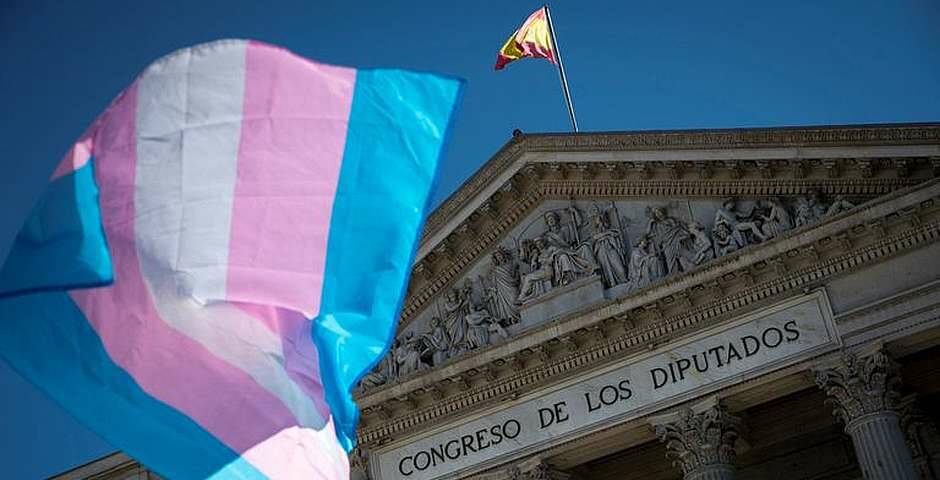 La bandera trans ante el Congreso de los Diputados en Madrid
