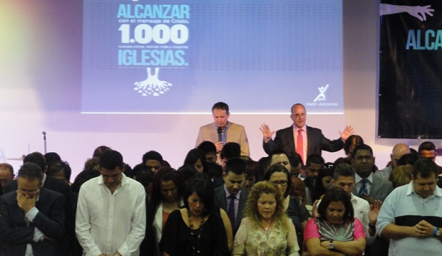 <p>
Un momento de oración por todos los graduados. / Kerigmaonline.com</p>
,