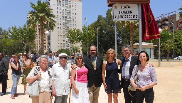 <p>
La Alcaldesa de Alicante junto a los pastores José Luis Castro (PIEBA), David Manzanas (IEE) y Francisco Manzanas (IEE) y esposas.</p>
,