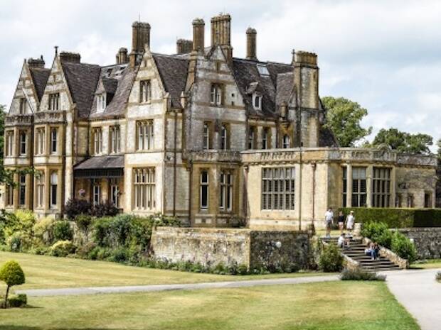 Los campamentos de Bash eran en la época de Stott, en un colegio llamado Clayesmore, que hay en un pequeño pueblo de Dorset, entre Shaftesbury y Blandford, que tenía el nombre de Iwerne Minster.