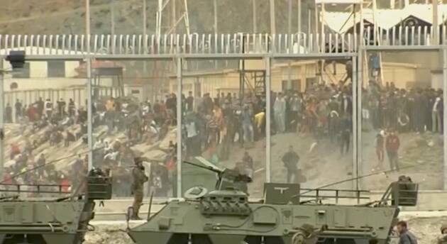 El ejército se ha desplegado frente a la valla. Del otro lado, cientos de personas se agolpan esperando cruzar. / RTVE