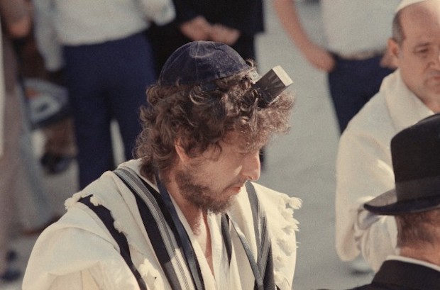Antes de su conversión al cristianismo, Dylan volvió a explorar la fe de sus padres, el judaísmo.