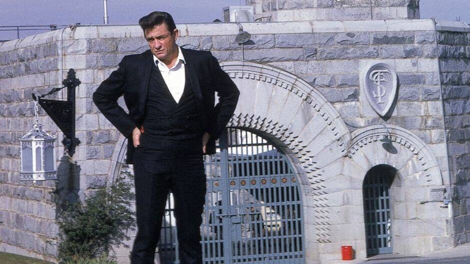 Cash, delante de la prisión de Folsom, donde grabó un concierto.
