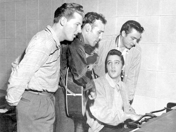 Cash comienza a cantar con Elvis Presley y Jerry Lee Lewis, que se habían criado como él, en la iglesia pentecostal.
