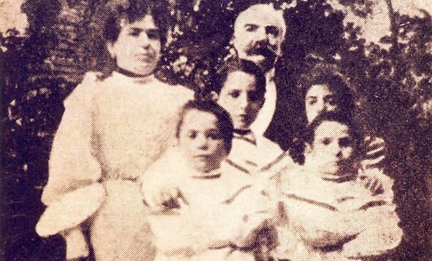 Salgari tendrá cuatro hijos con Ida, pero su matrimonio se ve afectado por la enfermedad mental de su esposa, que fue internada en un sanatorio antes de morir en 1911.