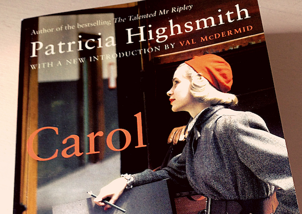 La biógrafa de Highsmith dice que a Pat siempre le preocupaba que la relacionaran con Carol, libro que menospreciaba y le tuvo muy atormentada, según su propia expresión.