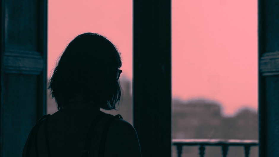 mujer, ventana, esperar