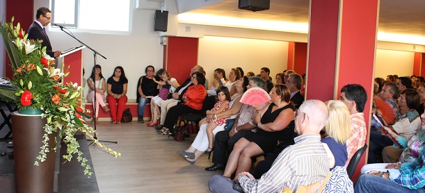 <p>
Walter Hofkamp, pastor de la iglesia evangélica Revive, dando la bienvenida a la inauguración. / M. Acuña</p>
,