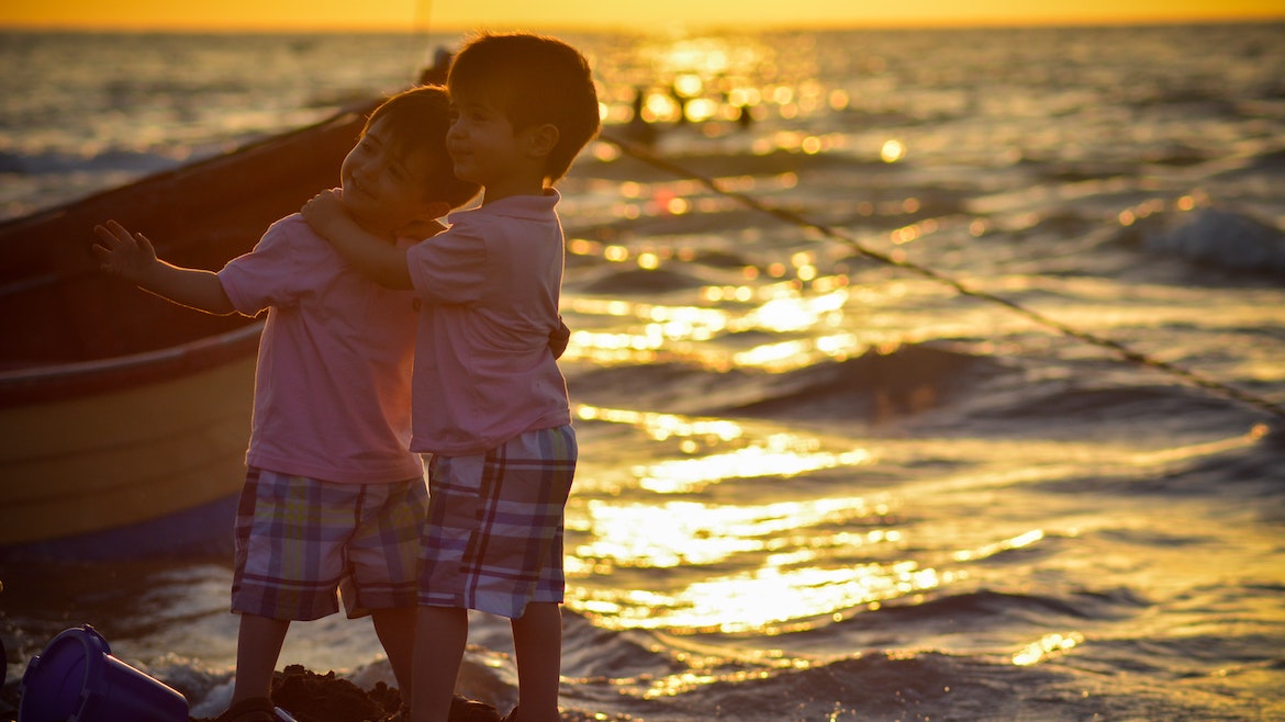 niños, abrazo