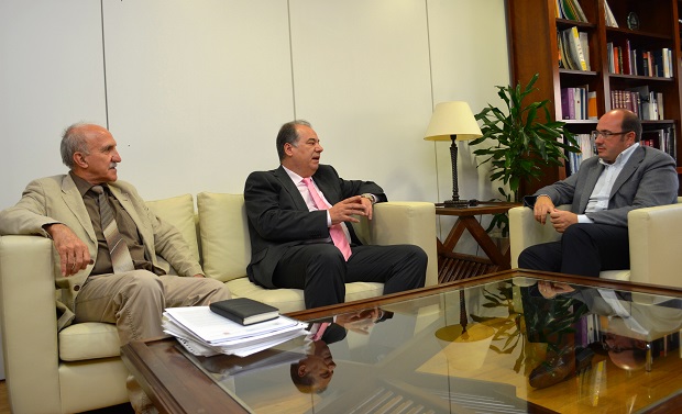 <p>
Pedro Antonio Sánchez López, consejero de Educación de Murcia, recibió a Ángel Zapata (presidente) y Juan José Gil González (vocal) del CEMU. / Consejo Evangélico de Murcia</p>
,