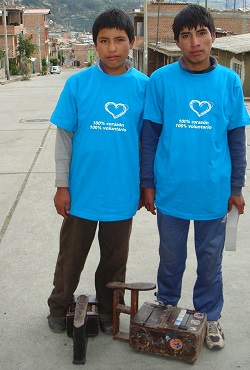 <p>
Dos niños que trabajan de limpiabotas en las calles de Perú.</p>
,