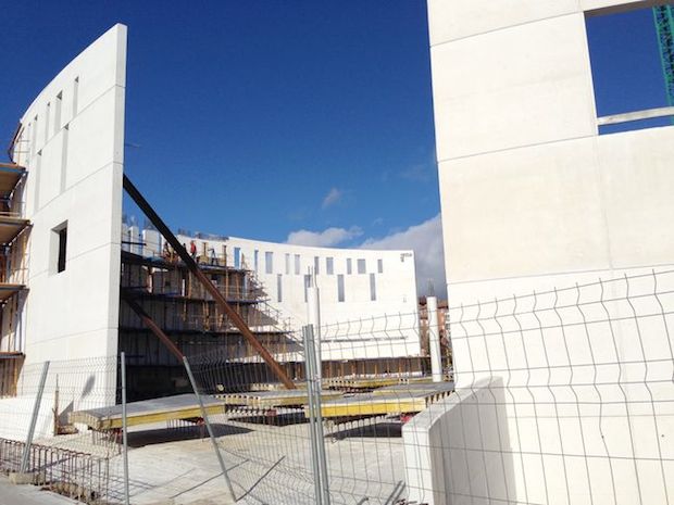 <p>
Los obreros trabajan en la fachada del edificio principal. / leonnoticias.com</p>
,