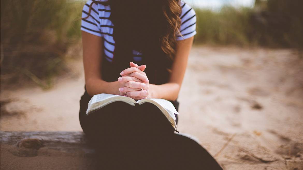 mujer biblia, mujer orando