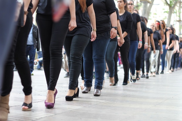 <p>
Cientos de mujeres marcharon en fila y con camisetas reivindicando la lucha contra la trata de personas. / Hillsong Barcelona</p>
,
