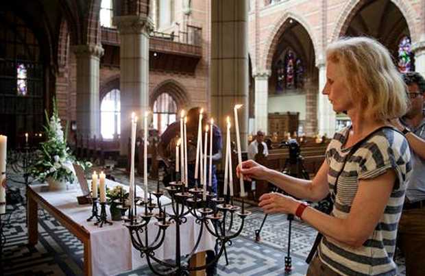 <p>
Acto en memoria de los fallecidos, en una iglesia protestante holandesa / El Mundo</p>
,