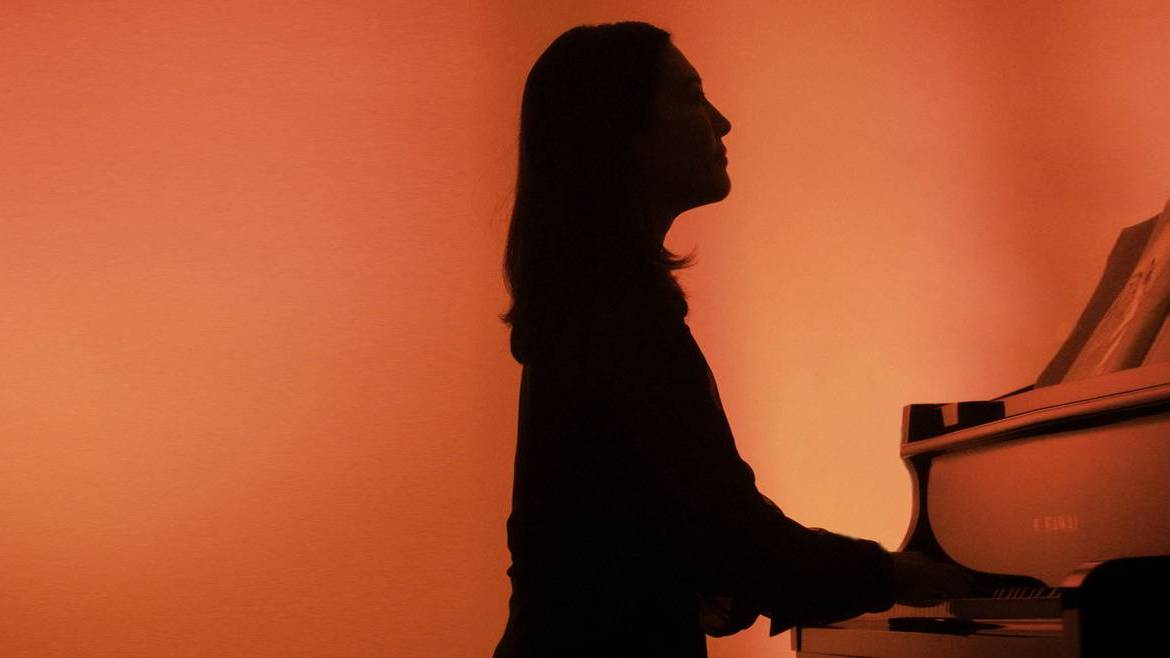 mujer piano