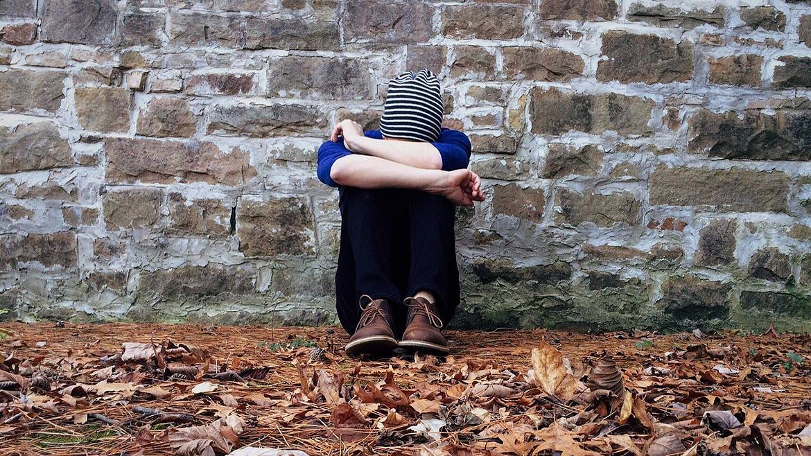 triste abatido, deprimido angustiado