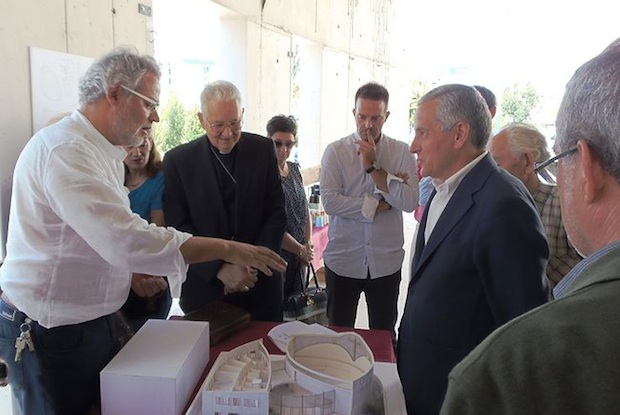 <p>
El arquitecto explica el desarrollo de las obras. / leonnoticias.com</p>
,